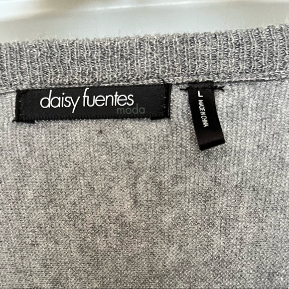 Daisy Fuentes Grey Lightweight Sweater Size Large - Picture 2 of 3